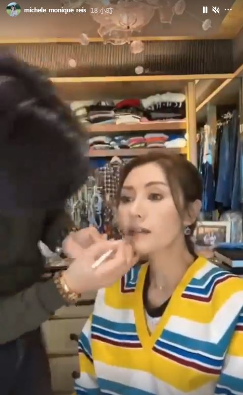 李嘉欣自與許晉亨結婚後就住進跑馬地半山的豪宅曉廬,因嘉欣喜歡分享自己的日常生活照