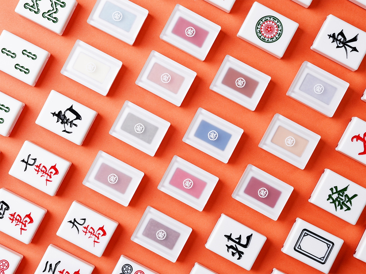 日本美妝品牌「和粧」近日推出了一款超精緻的「麻雀眼影」!以老上海古舊情懷為靈感的1:1超像真麻雀造型眼影