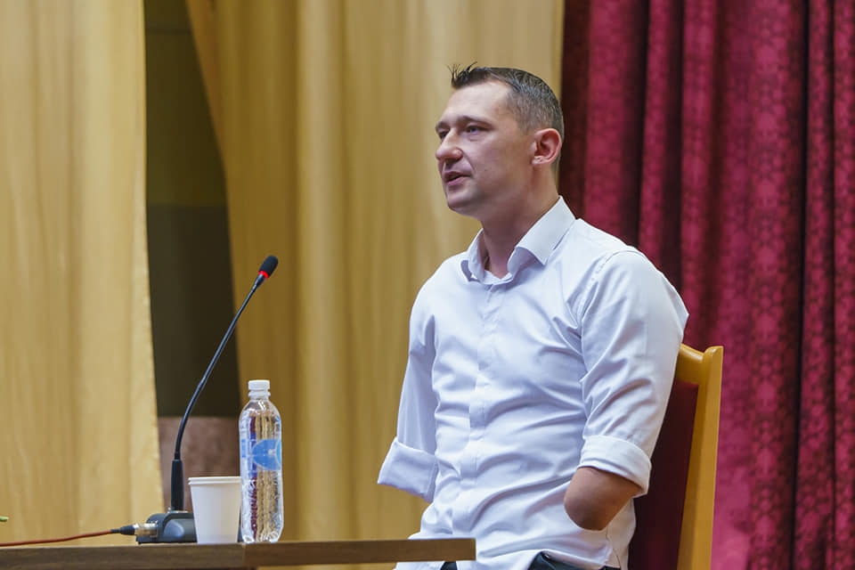 成立基金會，幫助殘障人士