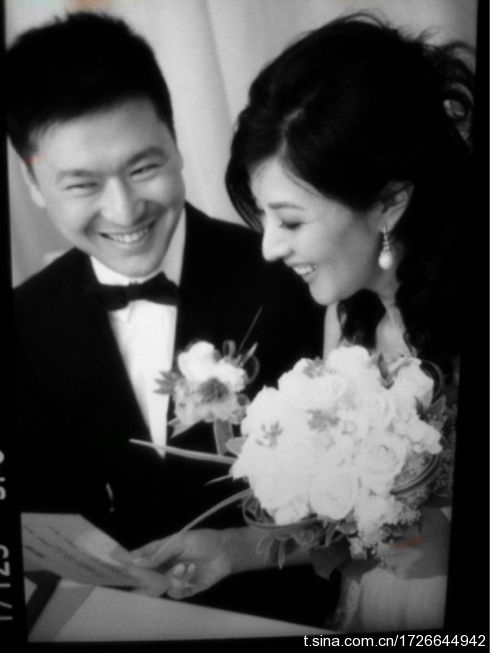 有傳李嘉欣先後介紹了幾位富商、富二代給姐姐認識,最後李嘉明成功與身價保守估計有 10 億港幣的「眼鏡大王」顧毅勇擦出愛火花,