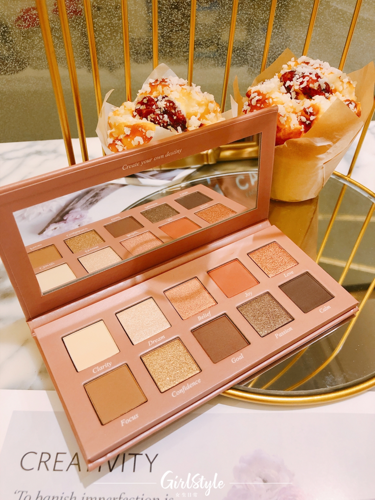 眼影推薦2021 CAIA Inspiration Palette 具備 10 種珊瑚粉嫩為主,由不同的啞光和微光眼影組成