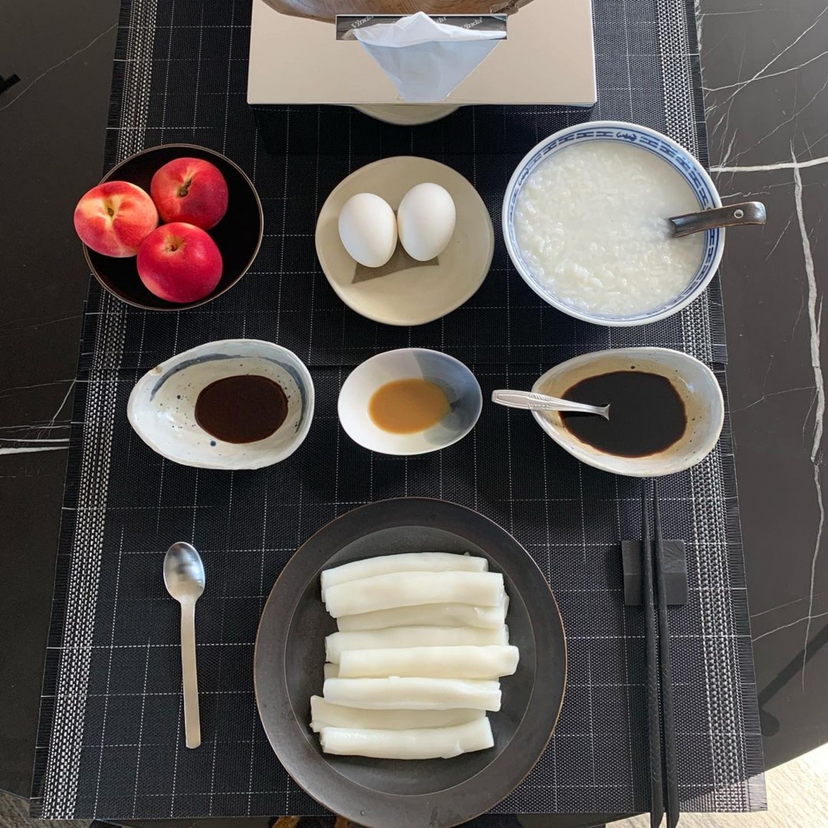 張敬軒家中的遮遮快入職一年,她一開始煮的白粥麵包,已經大大升級花樣百出