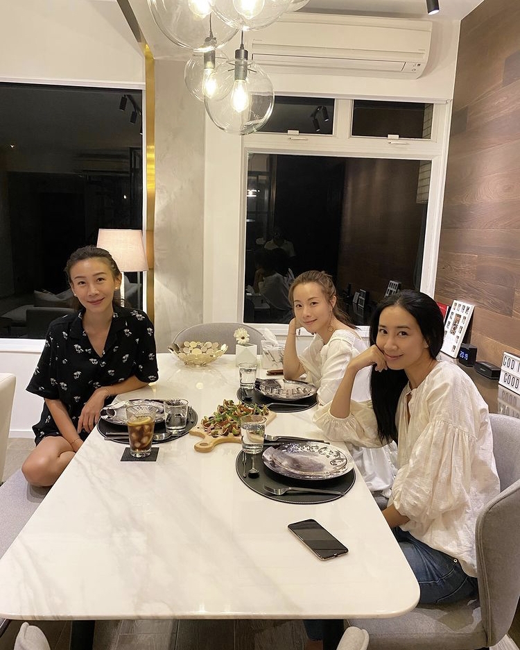 Angela亦曾邀請Stephy及Kary到自己的家作客