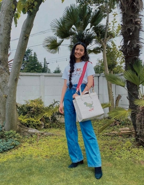 木村拓哉的女兒木村光希(Koki)深得父母的良好遺傳,顏值和氣質都滿分!於是近年跟隨爸爸的步伐在演藝界發展。