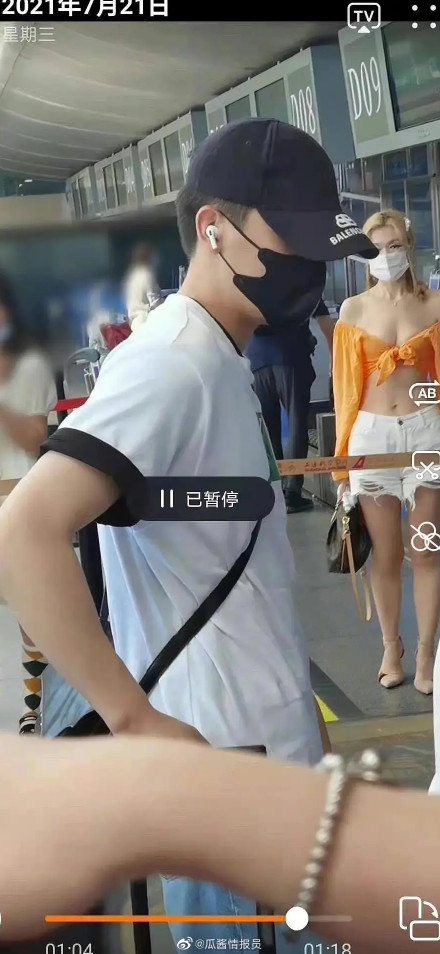 網民發現到,這位女粉絲最近經常出現在王安宇出席的場合中