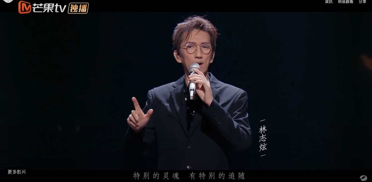 敬業的他竟慢慢爬回高台堅持完成謝幕,更不斷向台下的觀眾及工作人員致歉