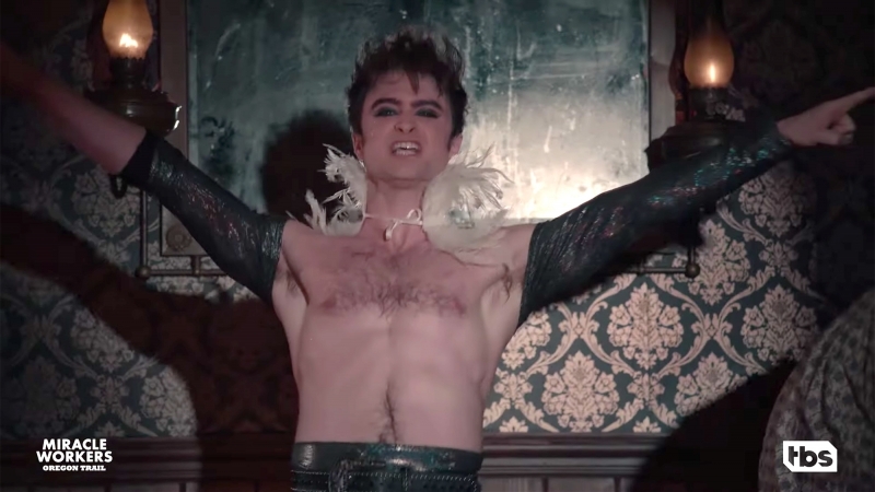 哈利波特Daniel Radcliffe 突然脫衣,露出超性感的服飾及胸毛,並展示熱情的大跳艷舞