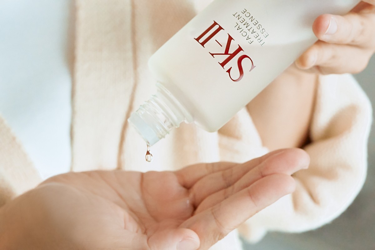 sk ii 神仙水有助保濕、改善細紋及緊緻肌膚,同時淡化色斑,讓肌膚煥發光采。別猶豫了,是時候用一直成為精華液推薦NO.1的sk ii 神仙水吧!