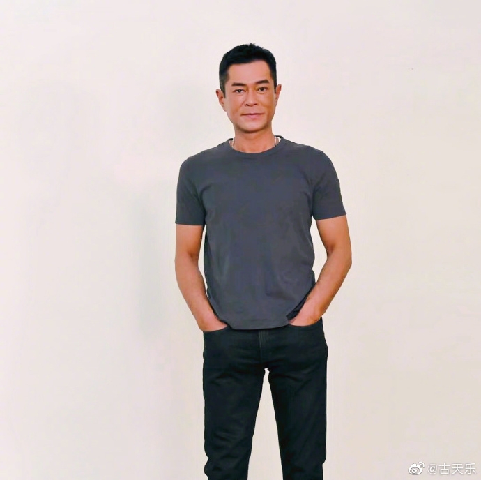 近年繼續拍戲，又創立電影公司的古天樂則以10.33億人民幣（約12.45億港元）排名第29位！