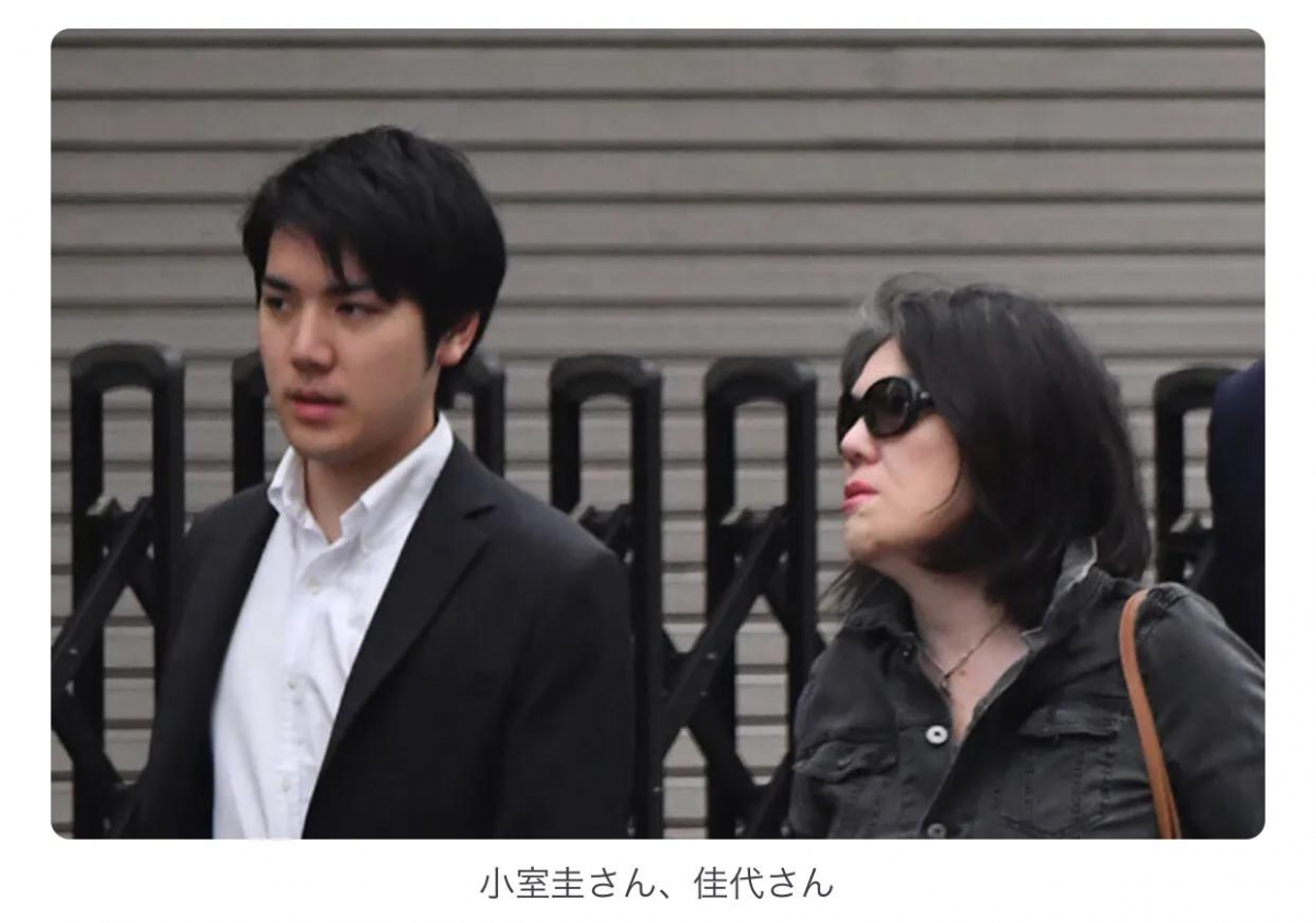 小室圭的父親不在,母親小室佳代便要到處打工養家,後來小室佳代認識另一位男子竹田。