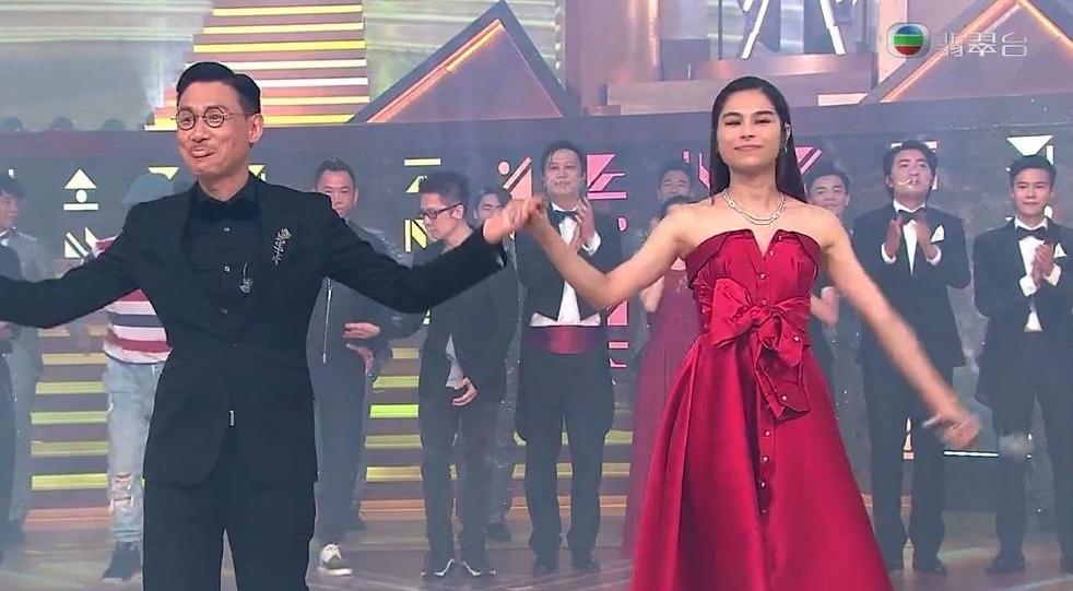 張學友在 TVB 《2021 香港小姐競選》當晚作壓軸表演嘉賓獻唱 4 首金曲，15分鐘的歌唱表演猶如小型演唱會