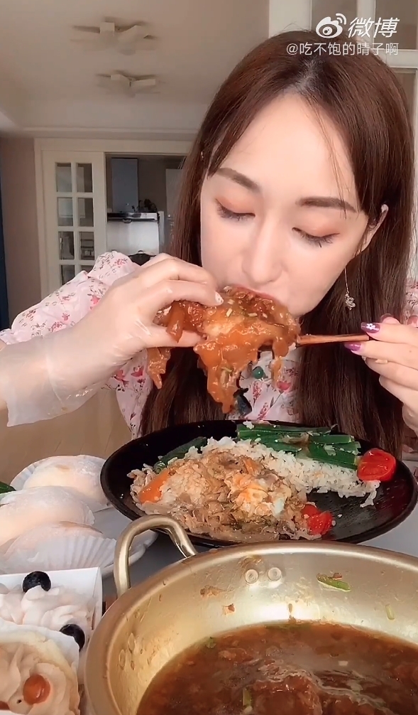 不過坊間還是有不少主播以此謀生。一些身形瘦削的美女主播,更會順勢展示自己的苗條身材