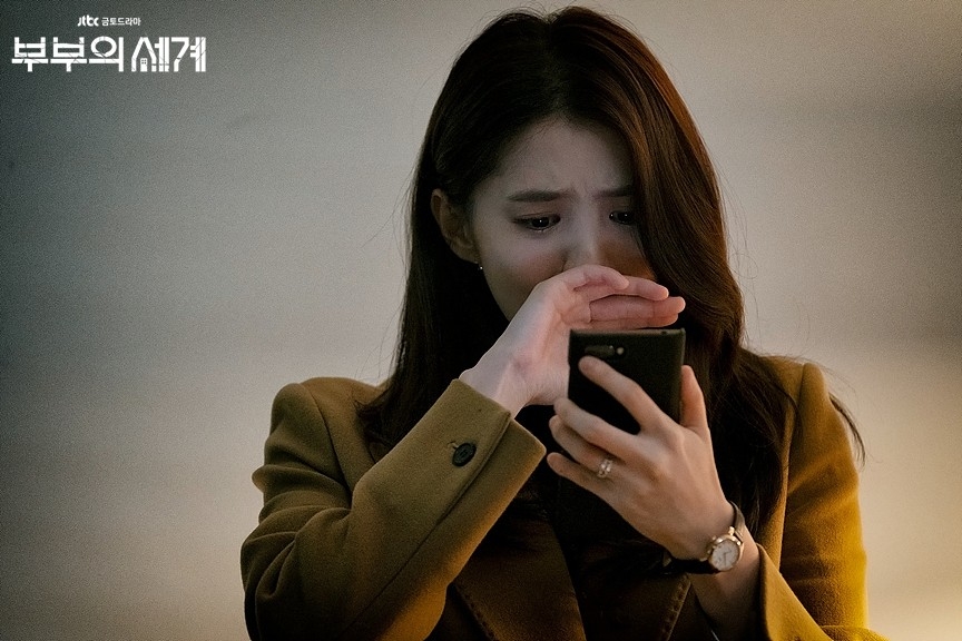 待男友結束行程回家後，事主趁男友熟睡時偷看他的電話！