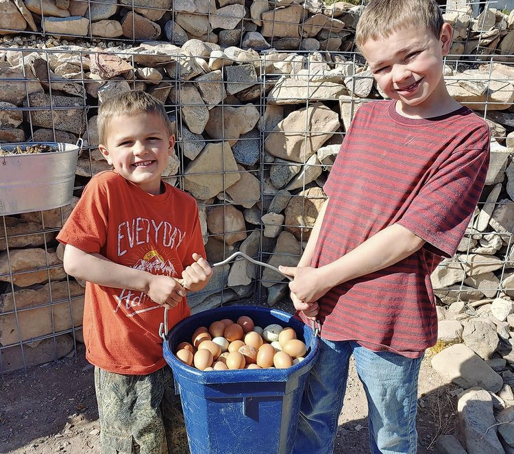 目前，Courtney一家住在只有3間房的住宅，幾名子女需共用同一間睡房～