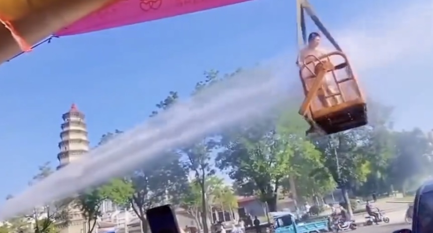 地面上的親友不斷用高壓水槍噴射新郎。