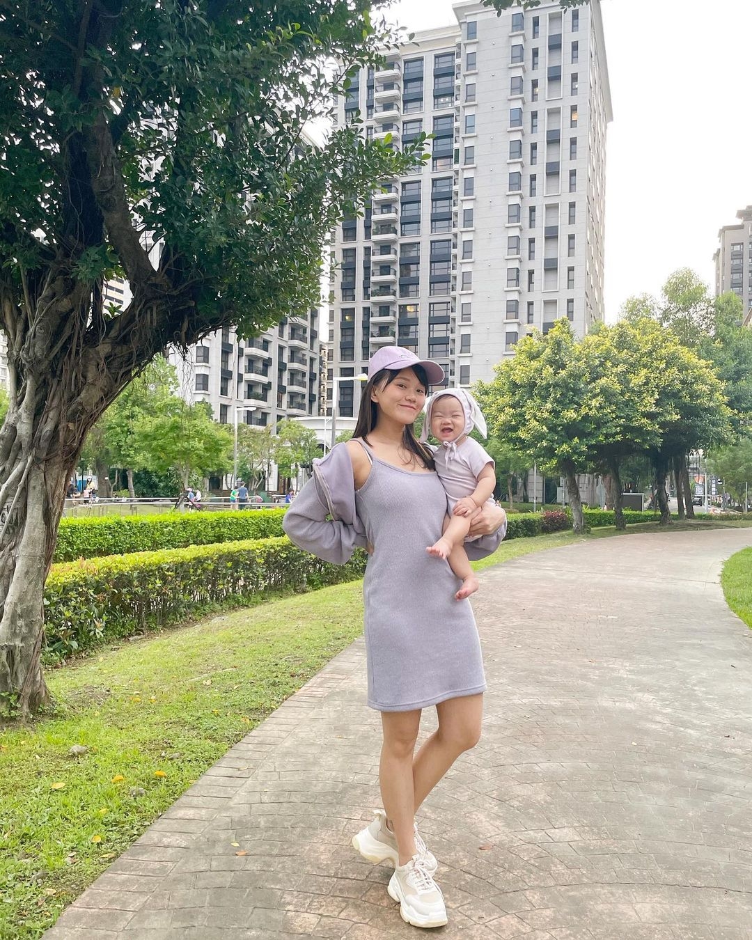 更反指示吊帶背心、短版上衣、露肩平口上衣等衣著為不正經的人,思想、眼光才是最狹隘的,因為你戴著甚麼眼鏡,你看到的就是甚麼!