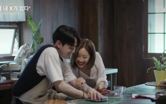 敏英擅長肢體接觸,她和一號男嘉賓正權約會時常常靠近