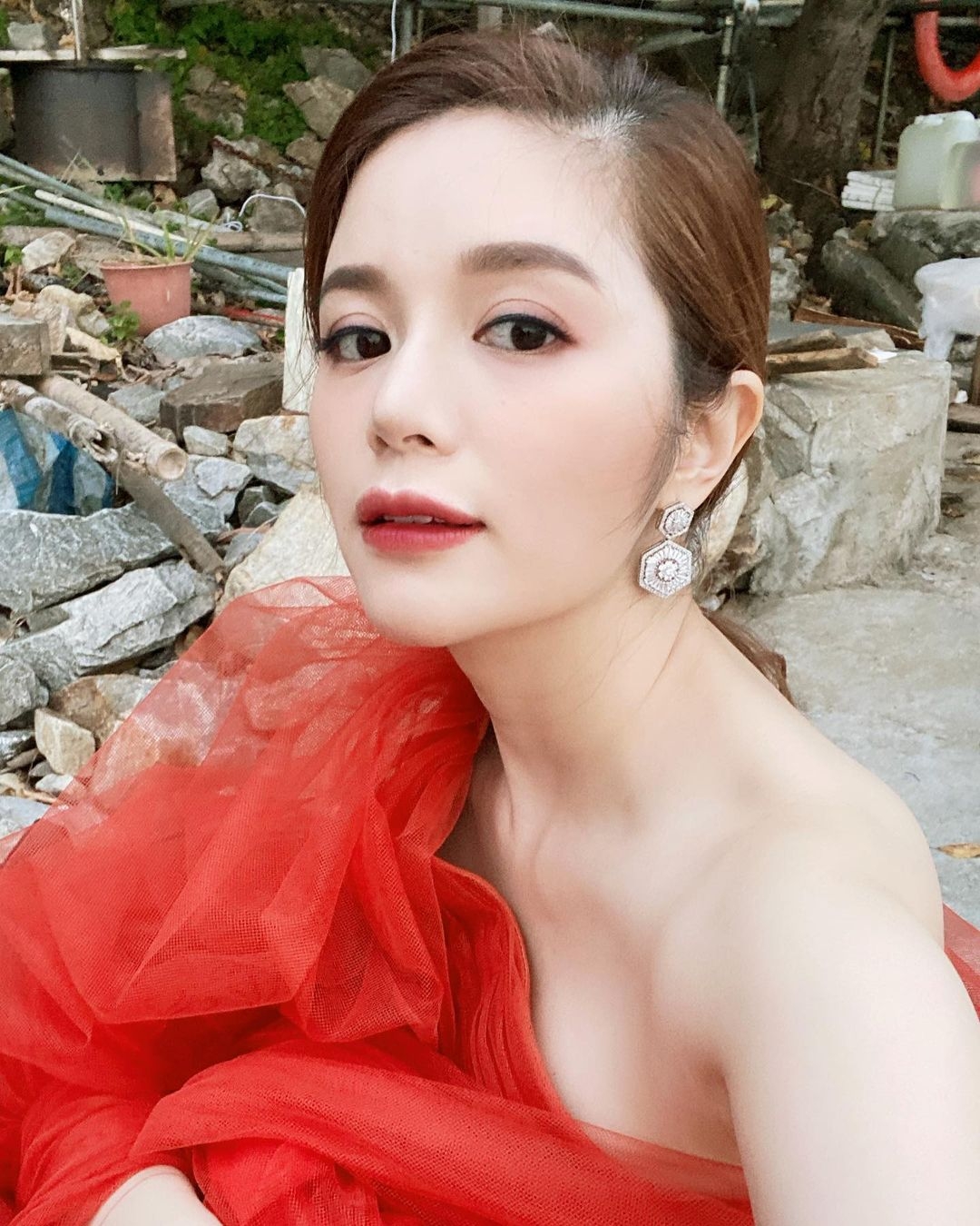 後來,Benny 又被傳與落選港姐陳潔玲撻著,情史多籮籮!