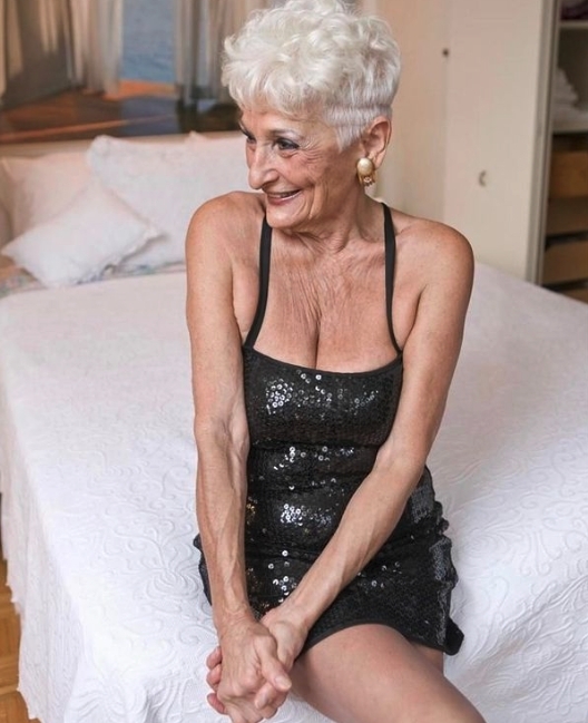 讓人意想不到的是 Hattie Retroage的魅力和性格依舊吸引不少男生為她傾情