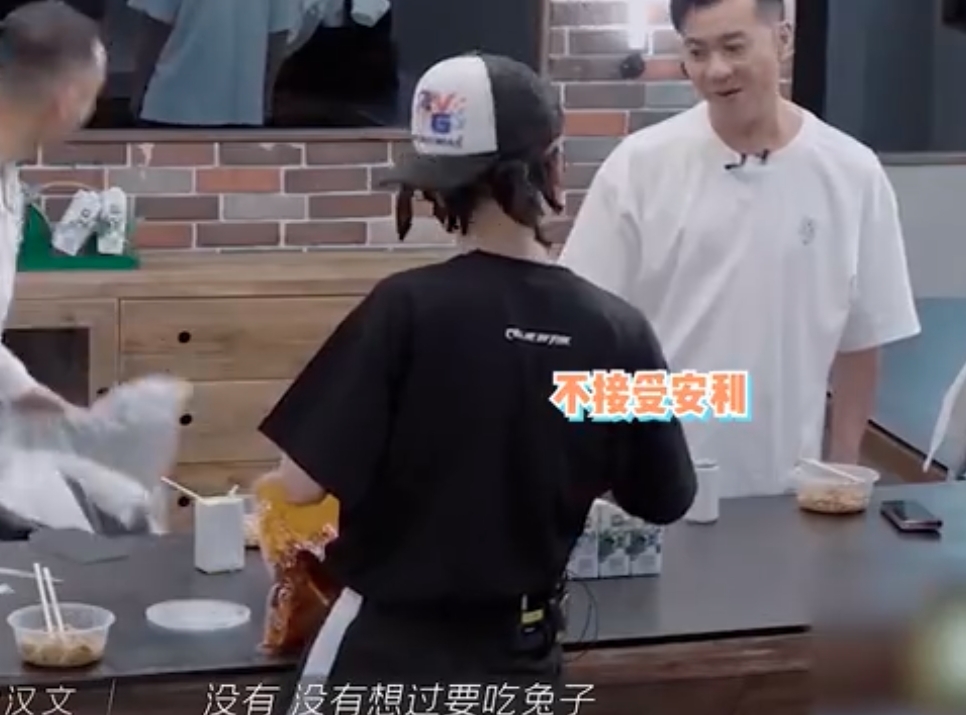 歌手 GAI 就友好的向他介紹這好東西,更邀請他嘗試一下:「你沒吃過這種東西?在香港沒有這道菜,但兔子的肉你吃過吧!