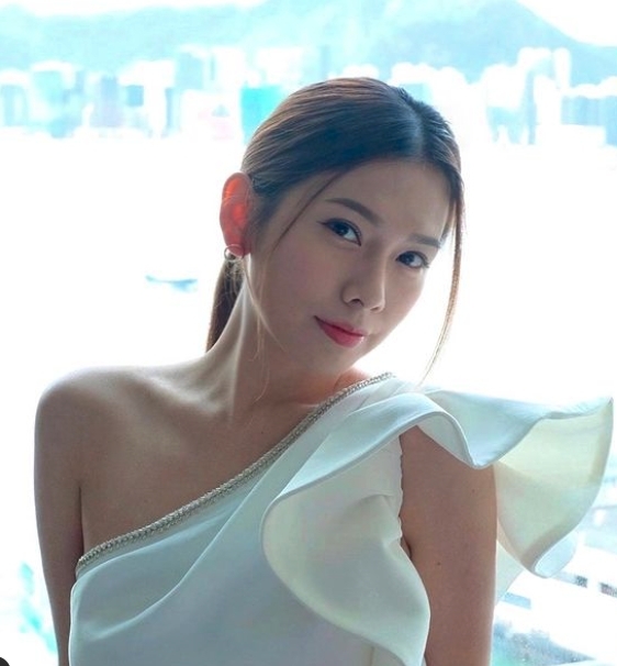 前陣子引來話題的就有「前無綫新聞女神」梁凱寧,她穿著三點式側臉拍背面仍盡露S型身材