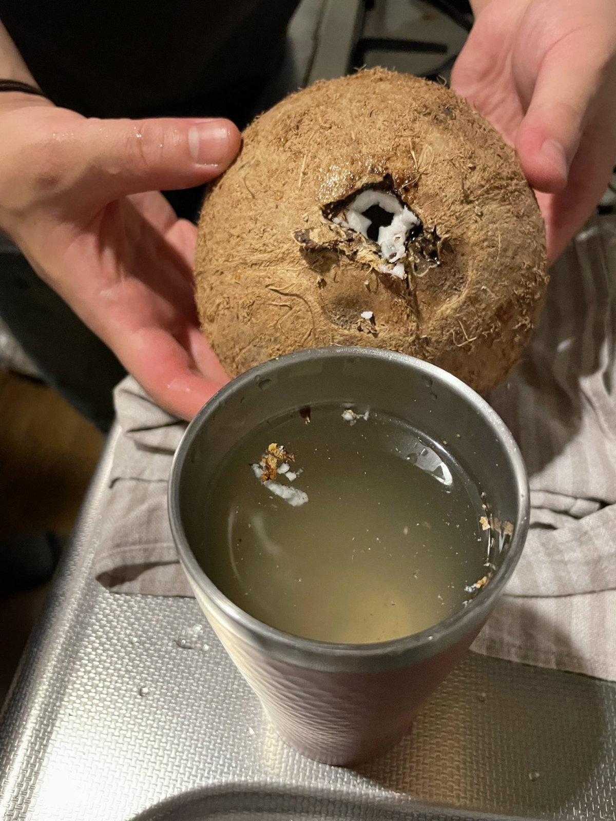 創出火龍果吞拿魚食法的網民,近日再有最新力作!他綜合網民的意見,指椰子的肉加上壽司豉油會變魷魚刺身!