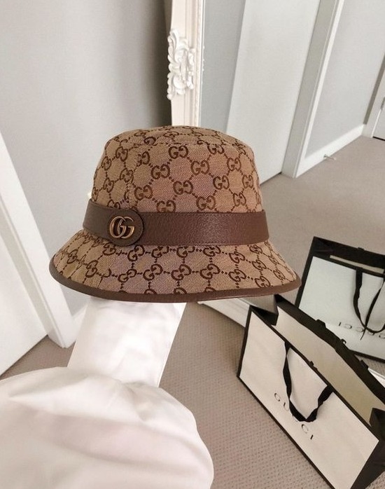 好像是 Celine 的復古老花、Gucci 的雙 G 老花以及 Prada 漁夫帽等,都令品牌重投年輕人市場的擁抱!