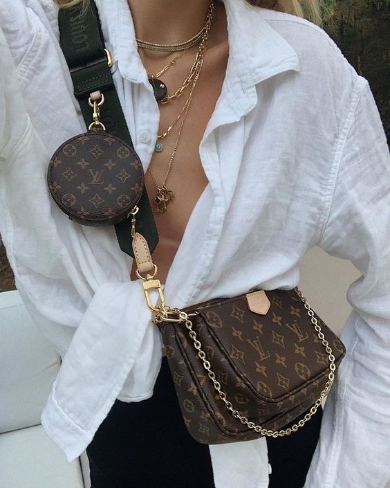 而作為媽媽年代已經火紅的 Louis Vuitton,近年亦乘著一股復古風潮再度成為大熱名牌。