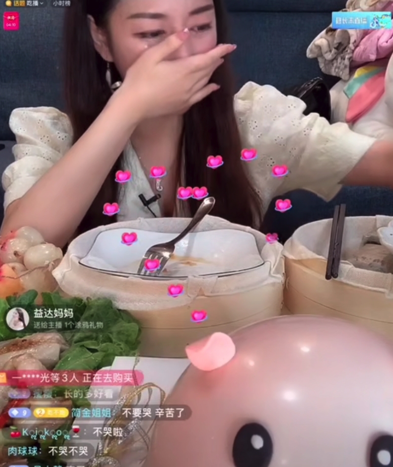 晴子在一次直播中被發現她有催吐的痕跡,她的臉色十分暗沉