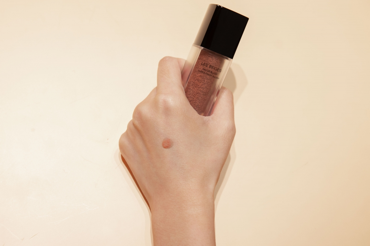 CHANEL Les Beige胭脂自然水感質地呈輕盈的啫喱狀，輕擦上臉頰就已經相當透薄貼服