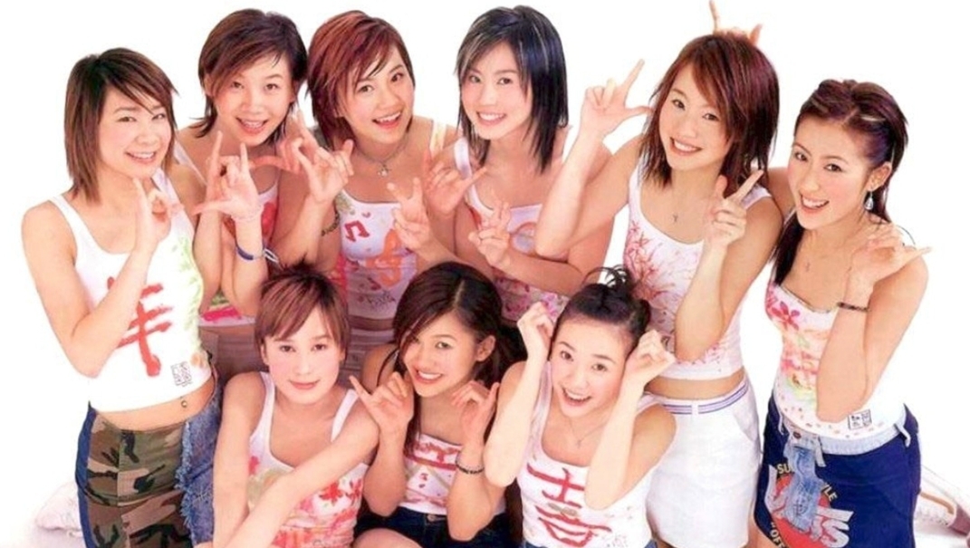 2002年出道的9人女子組合 Cookies,一出道即爆紅,當時更有人指她們的人氣直逼早一年出道的 Twins
