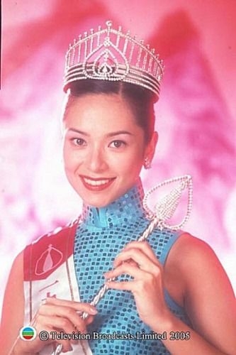 2021香港小姐|混血兒郭羨妮擁有精緻五官的郭羨妮原來是中英混血兒,當年的人氣旺盛的她可是四料冠軍
