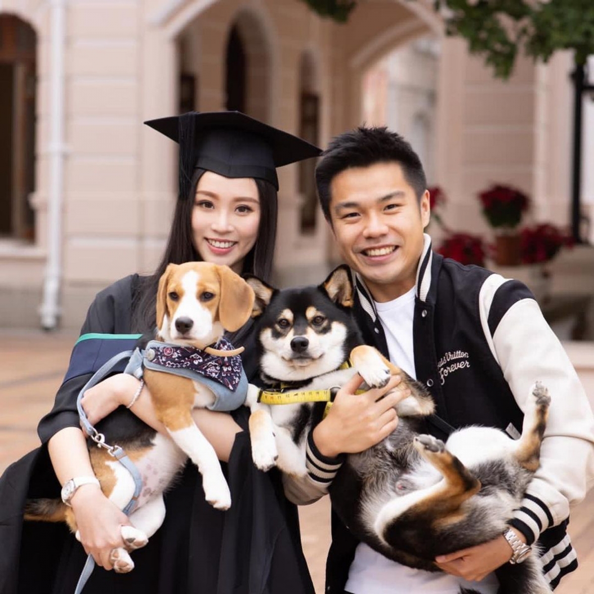 男友郭浩泉亦曾帶著女友江鈺琪的兩隻愛狗 Kobe 和 Waffle 到畢業禮拍照留念