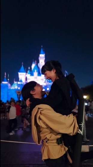 張夢兒形容:「和你一起的生活就像活在迪士尼一樣夢幻美好」,Yung Lee也甜蜜示愛