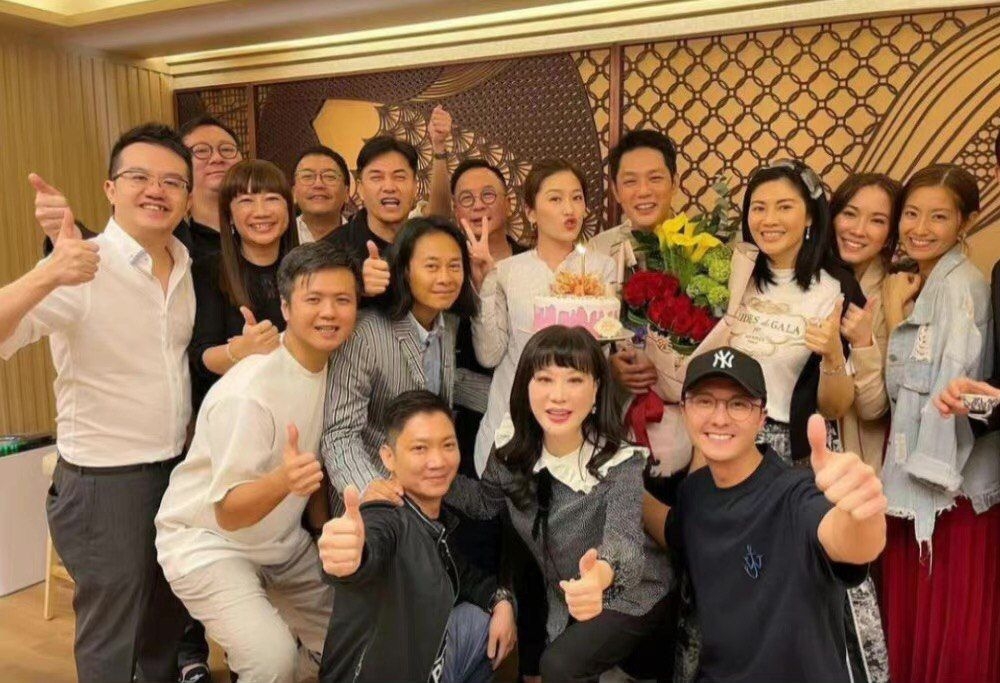 現年42歲的周勵淇(Niki)日前與老公傅浤鳴(前名傅程鵬)同框慶生,大合照中更有王浩信、陳自瑤合體同場
