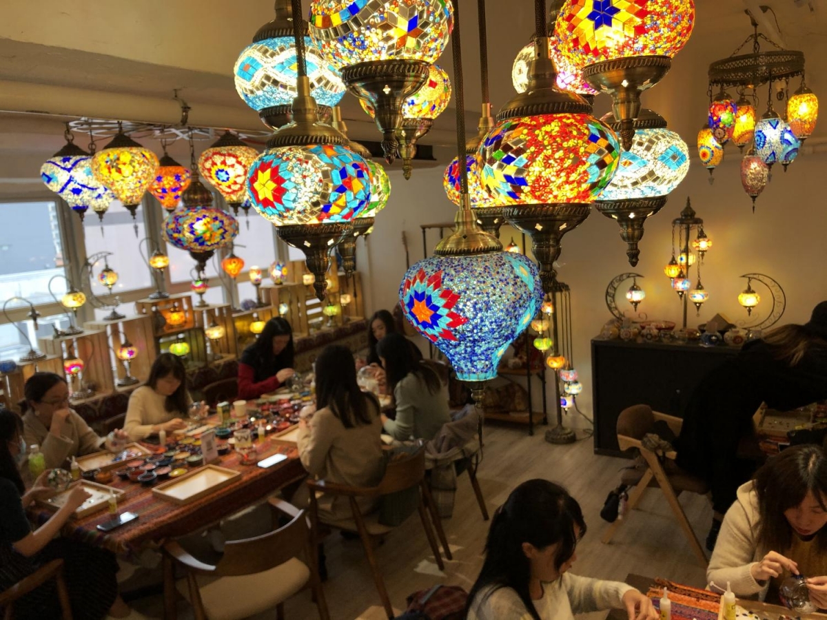 Mosaic Art Studio是全港首間唯一由土耳其老師親自教學的DIY馬賽克燈工作室