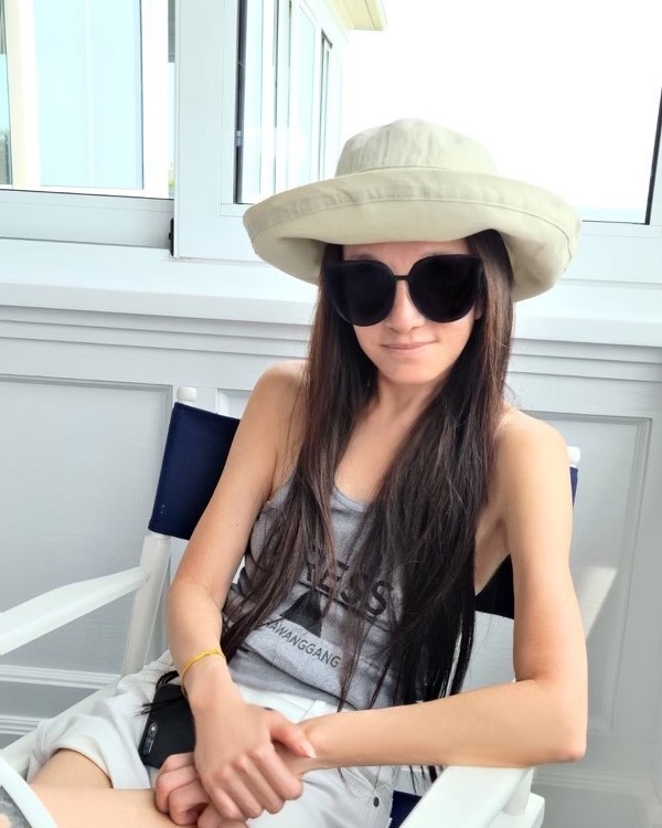 而在 Vera 身上,似乎亦沒有絲毫的脫髮問題,一把烏黑修長的秀髮更是她的獨特標誌。