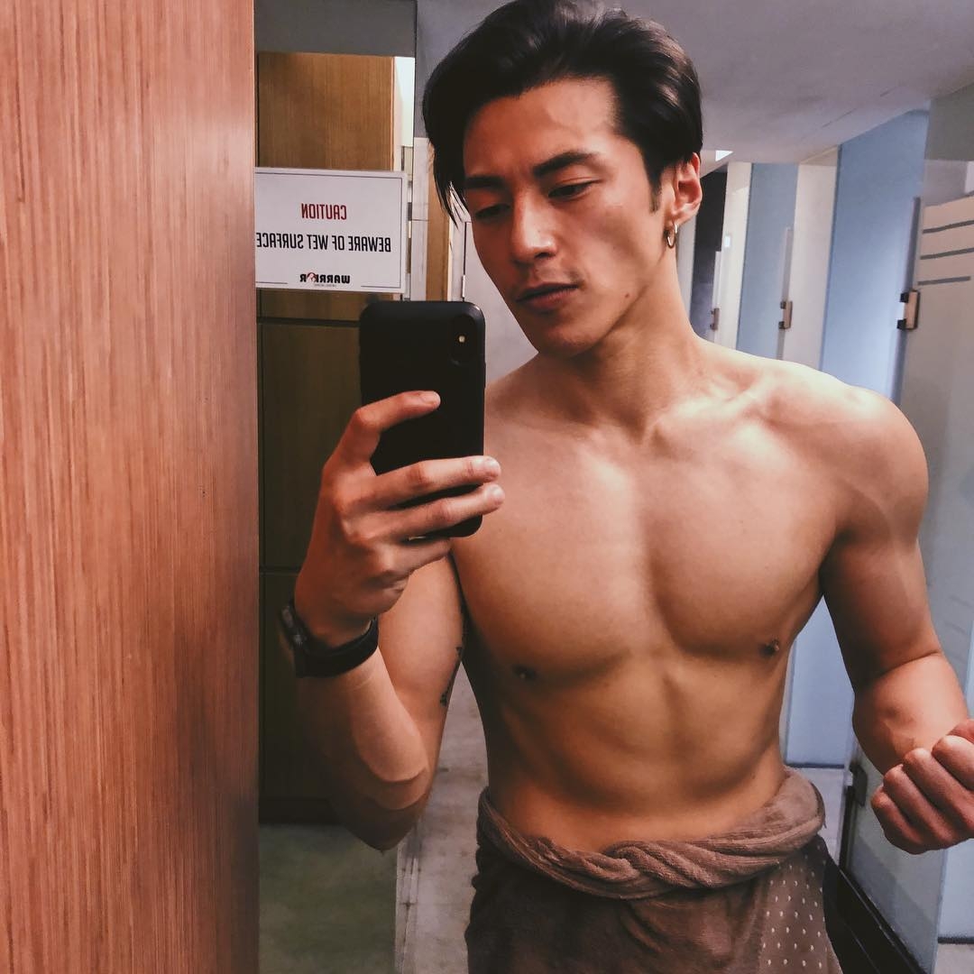 模特兒出身的黃俊豪身高有183cm,以其38吋胸肌的身型和顏值作賣點