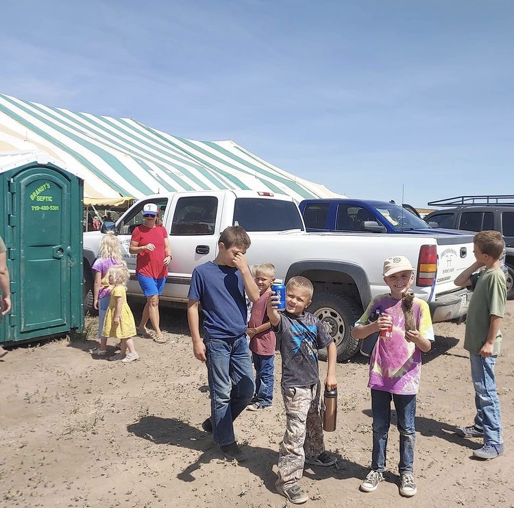 不過當他們坐滿小巴去旅行時，依然覺得車廂很擠逼，必須加設拖車！