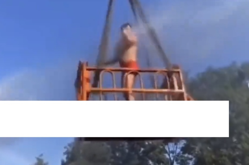 山東一位新郎被親友脫光只剩內褲吊至半空。