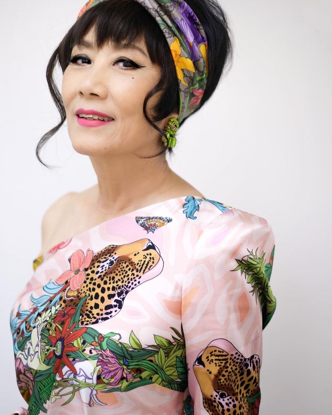 汪明荃阿姐Liza姐妝容與服飾襯到絕,羅家英老婆超美!