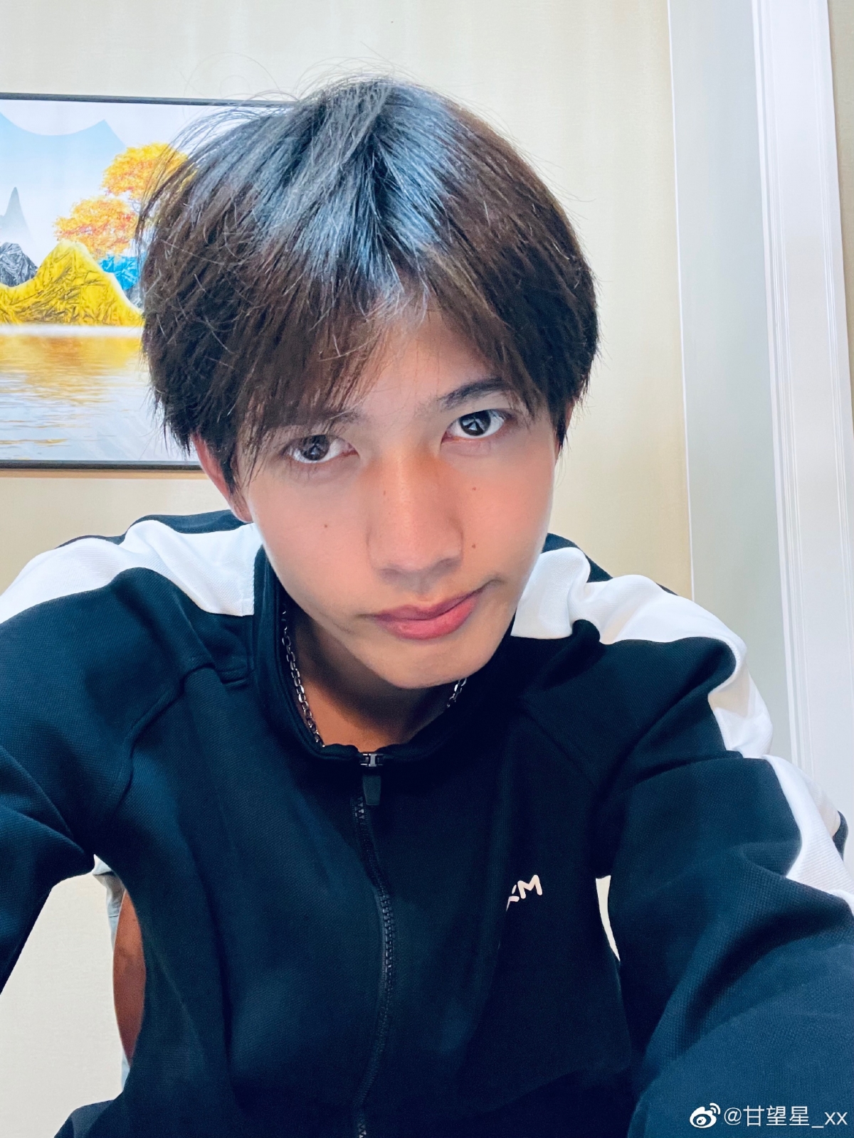 甘望星在機場被路人叫罵娘炮。