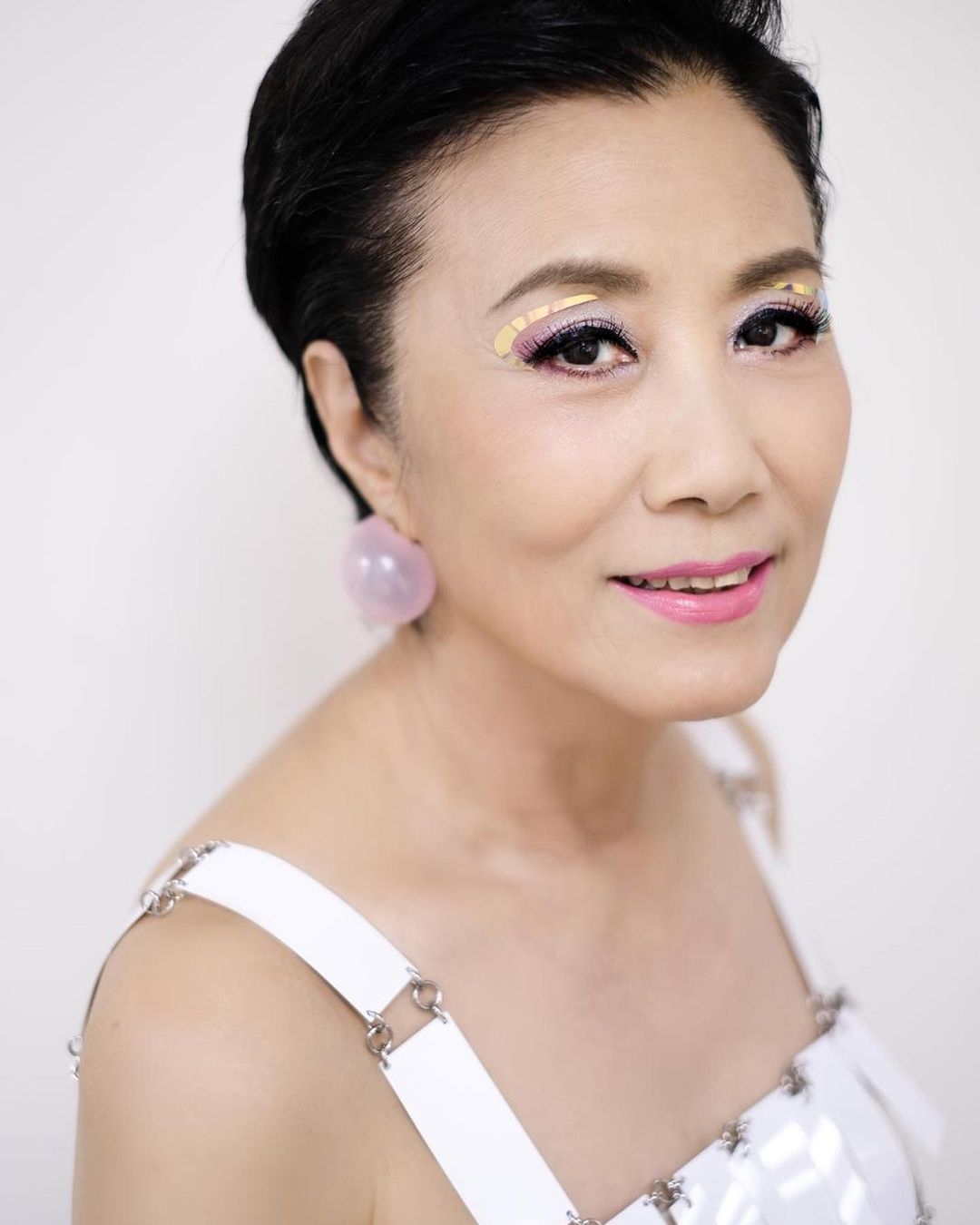 羅家英汪明荃阿姐Liza姐在唇妝方面也是非常大膽的,一般人如果塗上這款「死亡芭比粉」的唇色