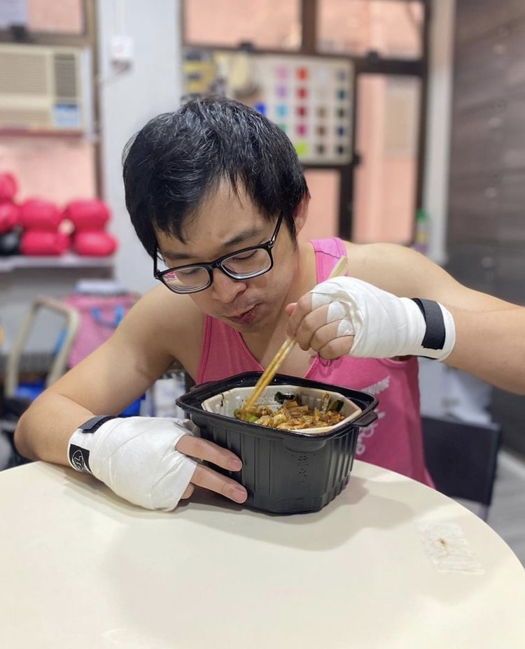 林作又叫媽媽及女友裕美不用自費買飛,到時會很快搞掂對手出來,「到時我哋去打邊爐!」
