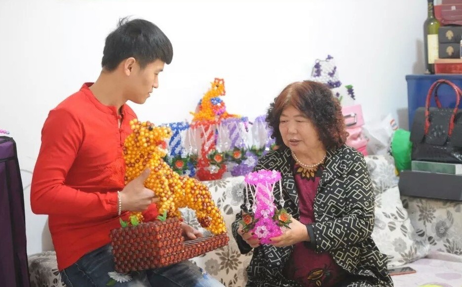 據知,有內地傳媒近日就曾經去打探兩人的生活近況!而值得高興的是,兩人生活非常甜蜜,而且更指柱子已經向芹大媽求婚成功!