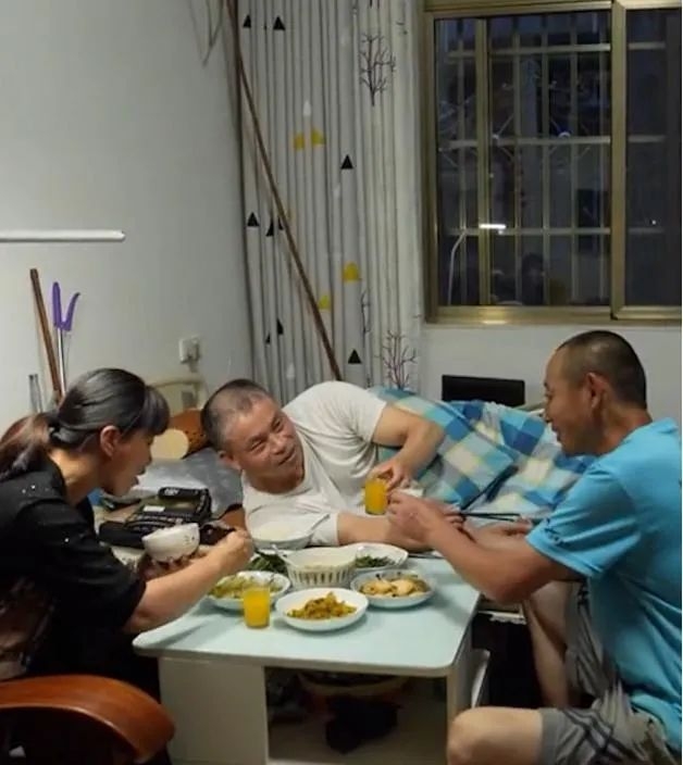 經歷幾年的努力後,二人終於將早年劉豪瑾醫病欠下的債務還清,更用剩餘的錢起了一棟3層樓的新屋