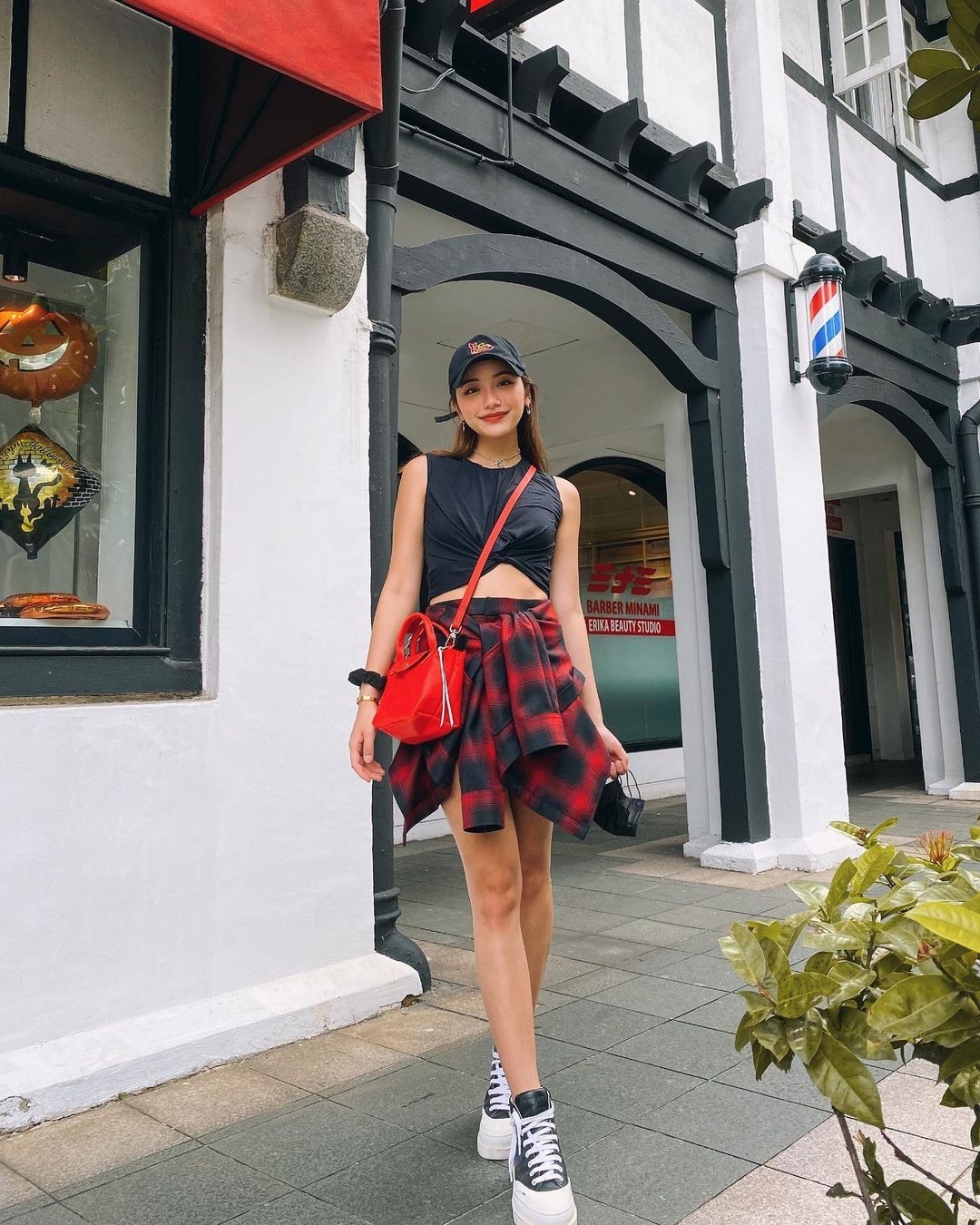 雖然媽媽貴為全球擁有最多愛馬仕手袋的女人，Calista 私下還是背著親民的 Longchamp、COACH、marc jacob，更背出自己的個性來！