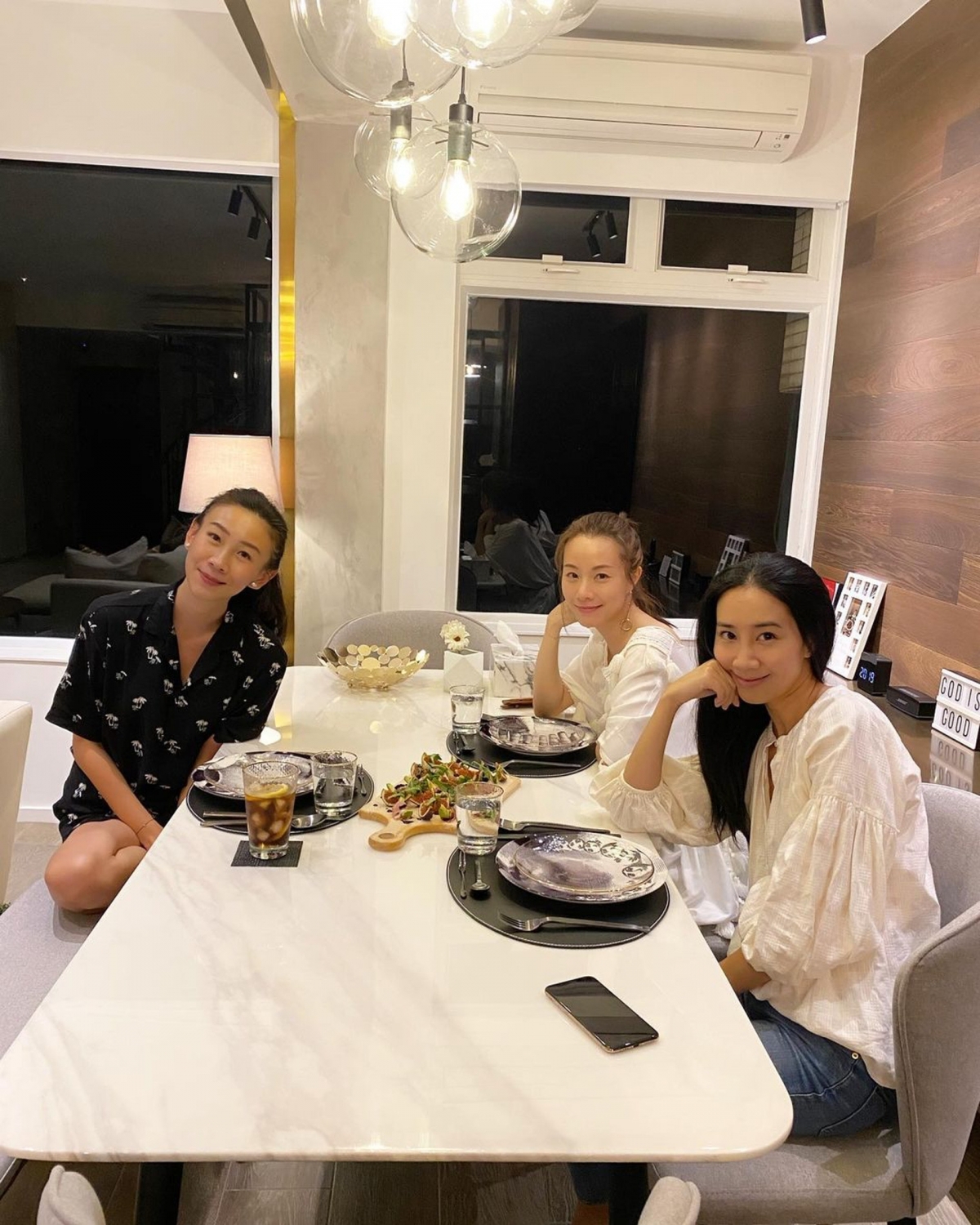 區文詩(Angela)更邀約 Stephy 和 Kary 到她西半山豪宅聚餐,令到區文詩 1,194 方呎的豪宅內部環境曝光