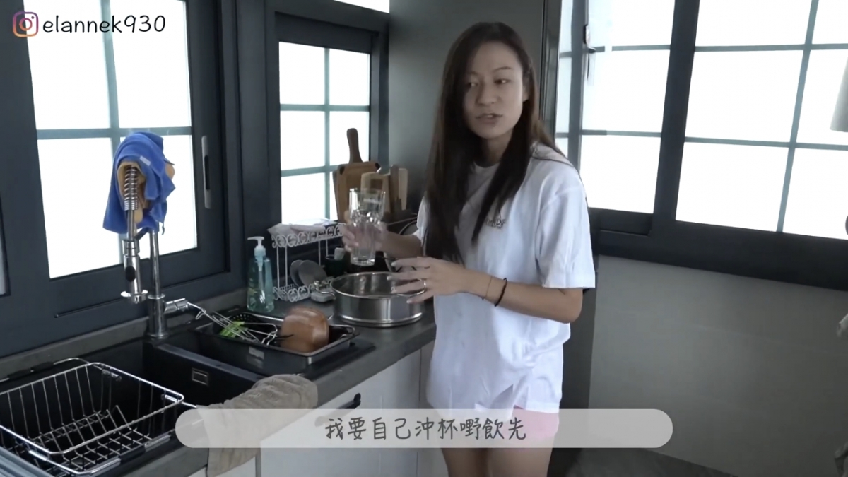 鋅盆連接一個長型的組合櫃,方便清潔廚具之餘,又有大量位置準備食材!