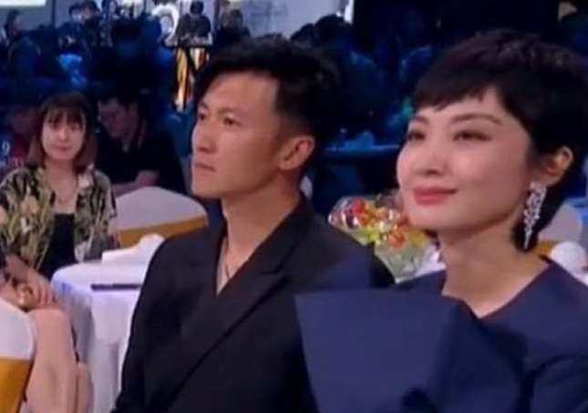 網民大爆螢幕上播出王菲表演影片時,看到謝霆鋒以冧爆表情偷看螢幕